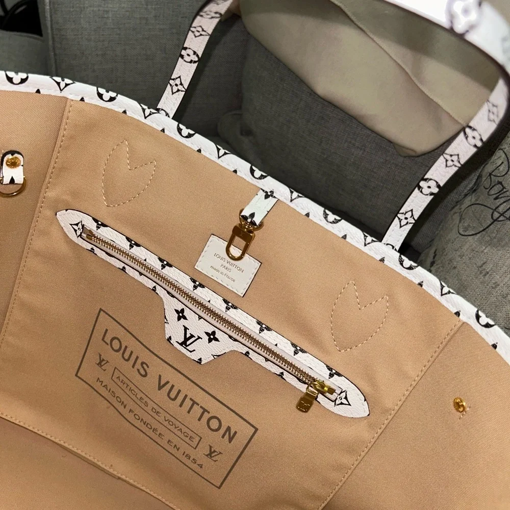 Louis Vuitton Guaranteed Authentic Monogram Giant Neverful MM Khaki and Beige - Picture 13 of 16